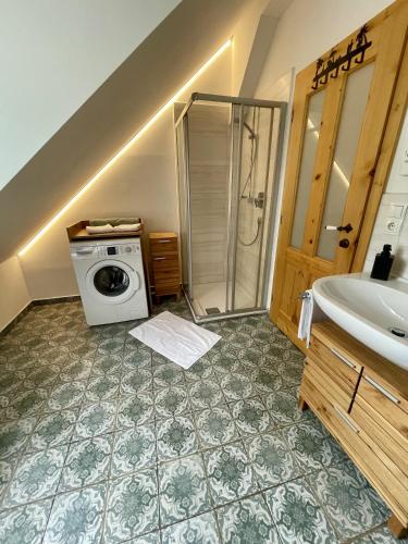 ein Badezimmer mit Waschmaschine und Waschbecken in der Unterkunft Mazunte in Sulzbach-Rosenberg