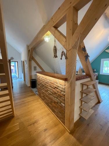 ein Wohnzimmer mit einer Backsteinwand und einer Treppe in der Unterkunft Mazunte in Sulzbach-Rosenberg