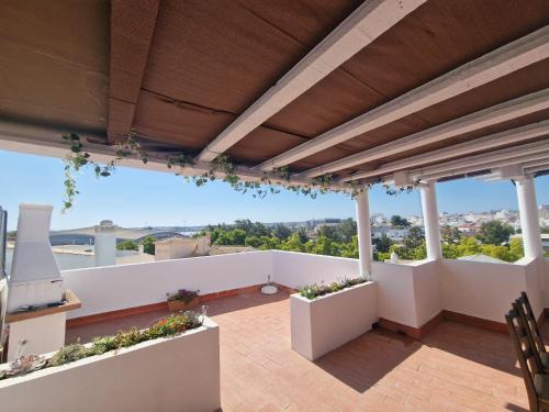 Portimão Guest House - Suites & Rooms, Rooftop River View, BBQ & AC