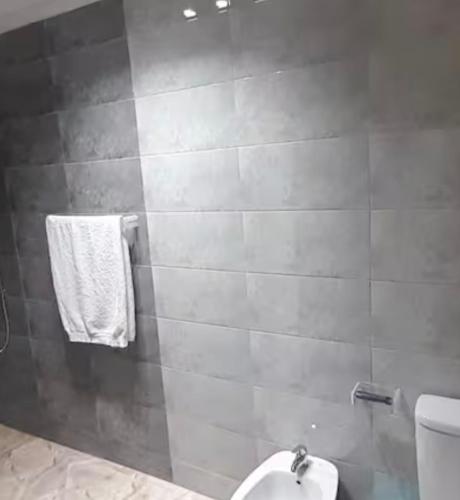 a bathroom with a toilet and a towel at Apartamento dina 13 in Fnidek