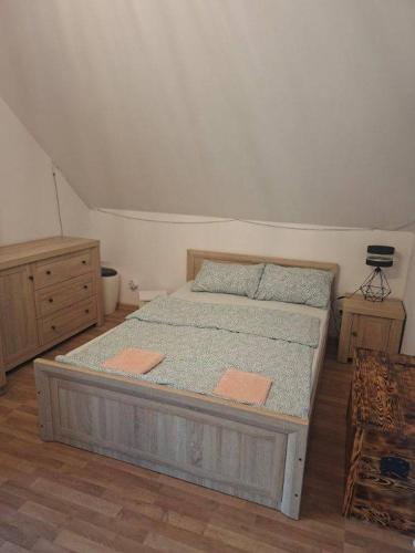 a bedroom with a bed and a dresser at Apartament dwupoziomowy z 2 sypialniami in Ujazdowo