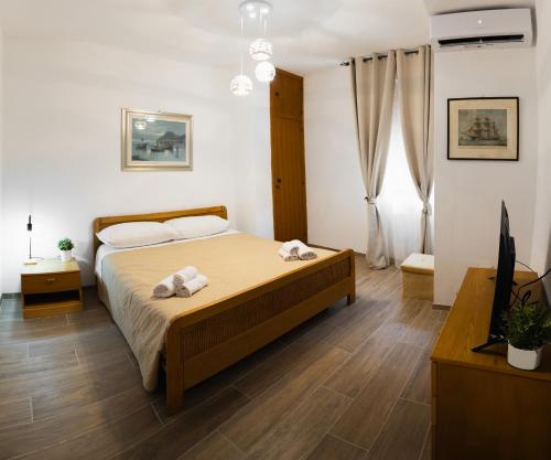 ein Schlafzimmer mit einem Bett, auf dem Handtücher liegen in der Unterkunft Alifrasi in La Caletta