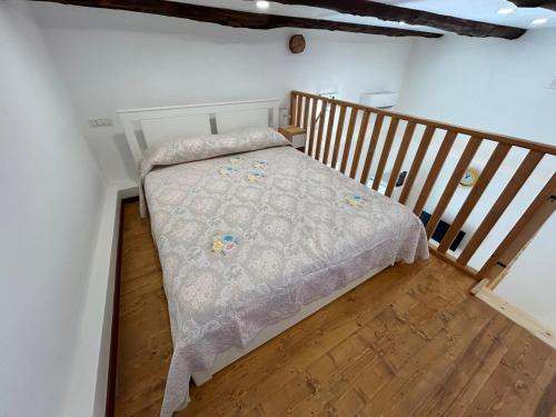 a small bed in a room with a wooden floor at Casa Ninetta in Pimonte