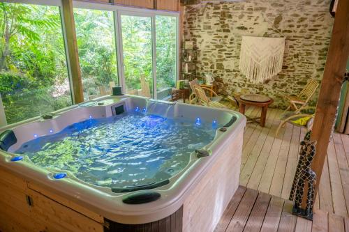 a jacuzzi tub in the middle of a room at Au Bonheur Nomade in Livry