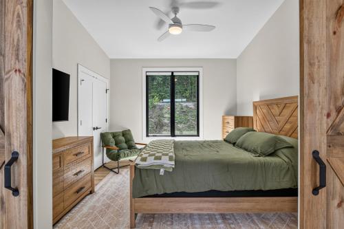 a bedroom with a bed and a window at Cambridge Cabin in Stanton