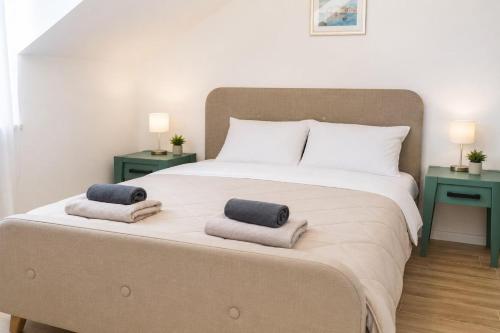 a bedroom with a large bed with towels on it at Casa Duea Sorores in Osredina
