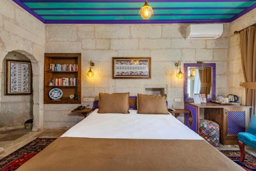 a bedroom with a large bed in a room at Arcus Cappadocia in Göreme