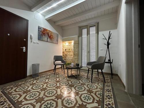 ein Wohnzimmer mit zwei Stühlen und einem Tisch in der Unterkunft Li Cafari in Aradeo