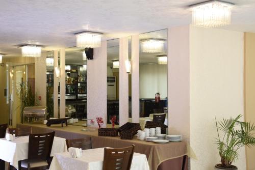 Al Murjan Palace Hotel Jounieh 레스토랑 또는 맛집