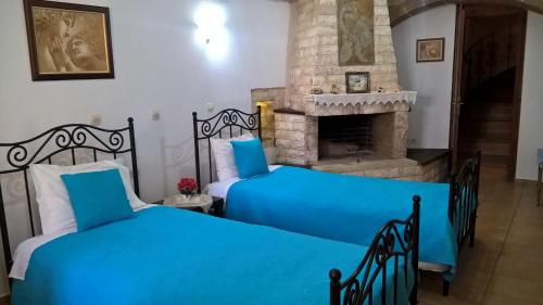 Un pat sau paturi într-o cameră la Εlegant Villa Liakos