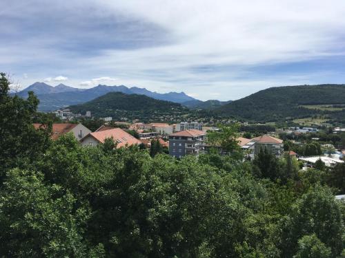 a view of a city with mountains in the background at L'Hysope Gap, Maison d'hôtes contemporaine avec vue in Gap