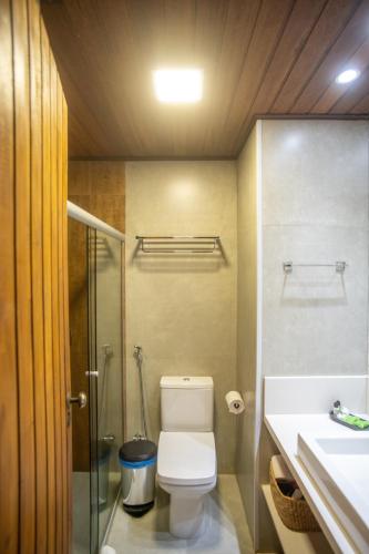 a bathroom with a toilet and a sink and a shower at Casarão Alpina in Mucugê