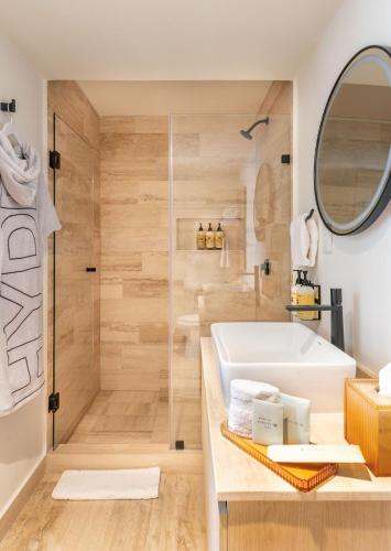 a bathroom with a tub and a shower at Hyde Mexico City Reforma in Mexico City