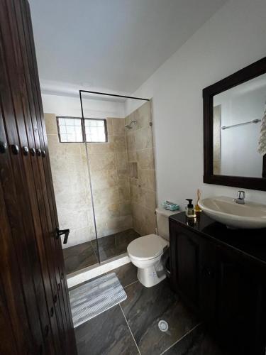 a bathroom with a shower and a toilet and a sink at Casa Carmentea Villa Privada in Acacías