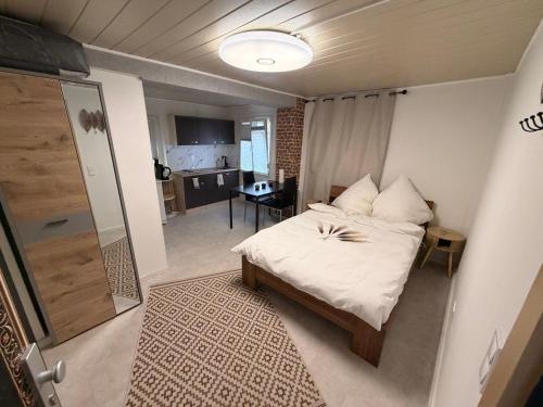 a small room with a bed and a kitchen at Amor Mosel Stay in Klotten