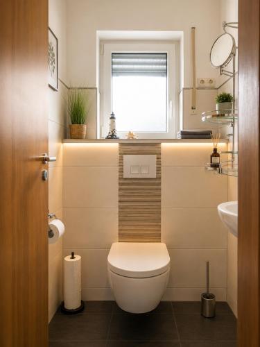 a small bathroom with a toilet and a window at Ferienwohnung Schaftnach Rednitzblick nähe Messe in Schwabach