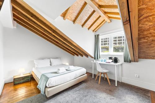 a bedroom with a bed and a desk at GuestReady - Porto Home GuestHouse in Porto