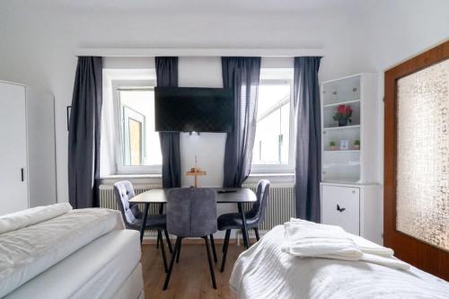 a bedroom with a desk and a table with chairs at Apartment at Main Square - 35 m2 - Netflix - Quiet in Leoben
