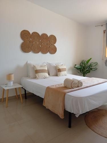 two beds in a white room with at Four Palms Guest House in Praia