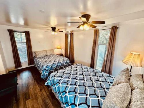 a bedroom with two beds and a ceiling fan at Views inside Yosemite-Timber Lodge-Sleeps 6 in Yosemite West