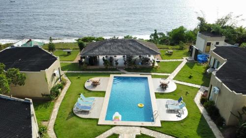 Luftaufnahme eines Resorts mit Swimmingpool in der Unterkunft Hotel Atlantic View in Muanda