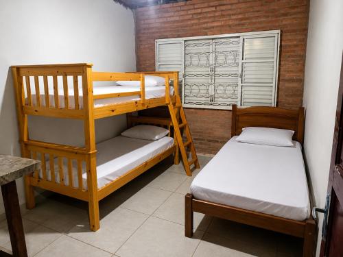 two bunk beds in a room with a window at Recanto da Cuesta in Botucatu