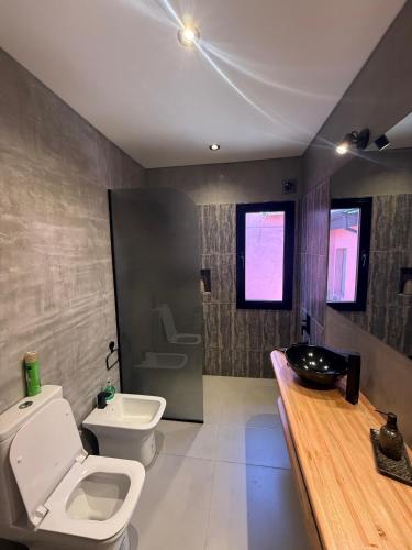 a bathroom with a toilet and a sink at La Rosadita in Concordia