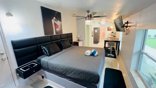 a bedroom with a large bed in a room at Billy's Resort- Men Only - Solo Hombres in Wilton Manors