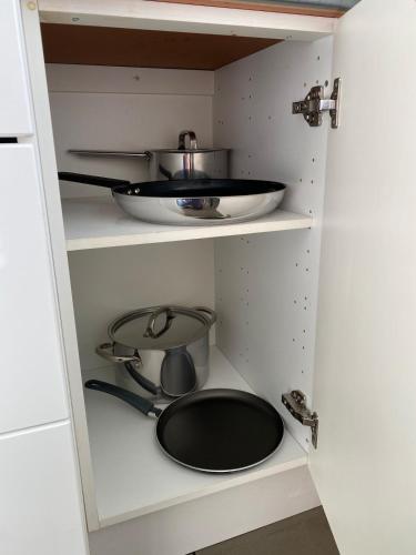 eine Küche mit einem Topf und einer Pfanne auf dem Herd in der Unterkunft Mon Koti in Turku