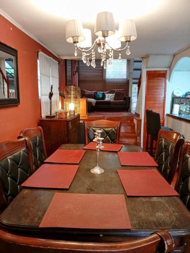 a dining room with a table with red napkins at Casa 3 dormitorios estacionamiento Heriberto Ortiz in Santiago
