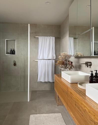 a bathroom with a sink and a shower at Travellers Rest Bicheno in Bicheno