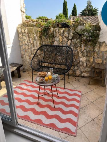 a table with a tray of food on a patio at Authentique maison de village à Agde avec patio in Agde