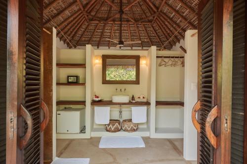 a bathroom in a resort with a sink and a mirror at Casa Macagua in El Puertecito