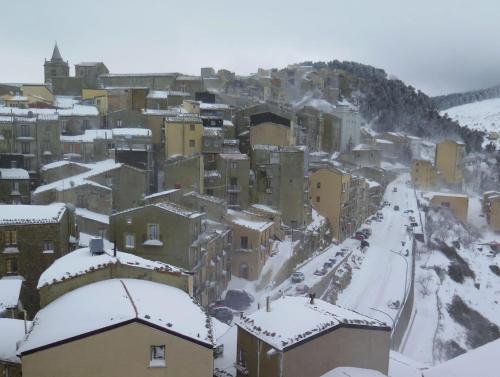 a city covered in snow with buildings at Porta Baciamano in Geraci Siculo