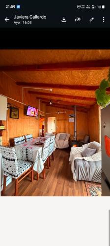 a living room with chairs and a table and a tv at Cabaña entre mares Huelmo in Puerto Montt