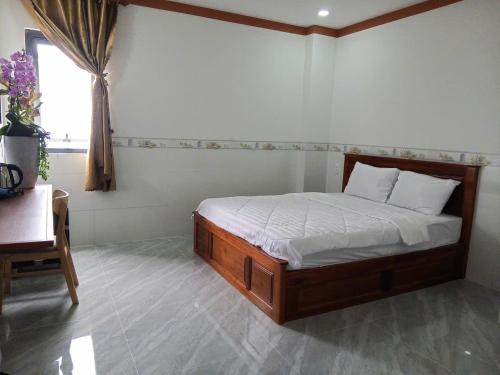 a bedroom with a bed in a room with a window at Mekong Rose 2 in Bình Thủy