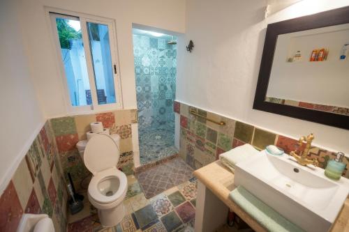 ein Badezimmer mit Toilette und Waschbecken in der Unterkunft Casa Hokol Departamentos con Alberca in Telchac Puerto