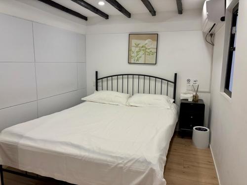 a bedroom with a white bed in a room at Duplex Garden Villa with Private Courtyard Jing'an Villa Near Metro Downtown Shanghai in Shanghai
