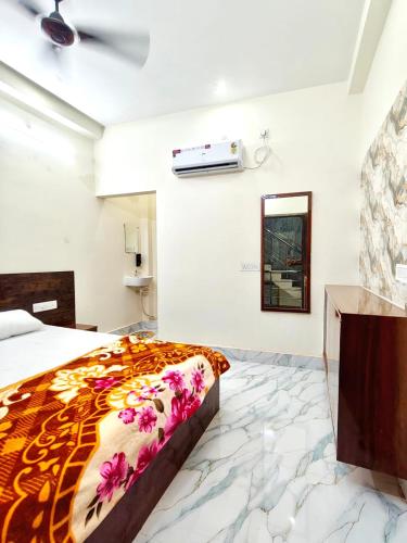 a hotel room with a bed and a mirror at Hotel Sada Shiv Inn in Deoghar
