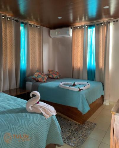 a bedroom on a cruise ship with a tub on the bed at TULIN AZUL -Cabina familiar con piscina y cocina equipada, cerca de Jaco- in Tulín