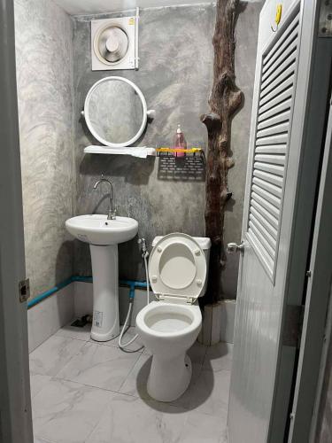 a bathroom with a toilet and a sink at Lung peiyk homestay in Ban Bang Bao