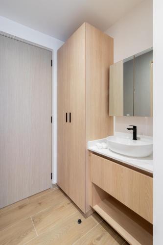 a bathroom with a sink and a mirror at Myla Magnolia in Mexico City