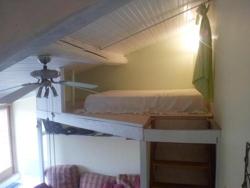 サン・ジロンにあるL'Ananda Studioの二段ベッド、天井ファンが備わる客室です。