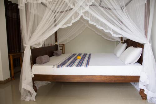 A bed or beds in a room at Minara Guest House