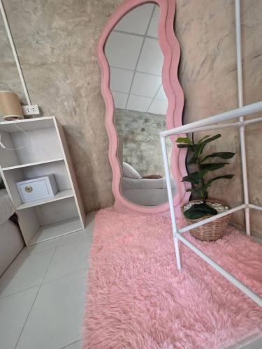 a room with a pink mirror and a pink rug at Ao Klang Beach Resort in Ko Samed