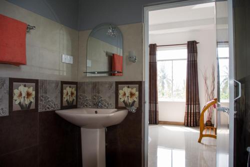 A bathroom at Minara Guest House