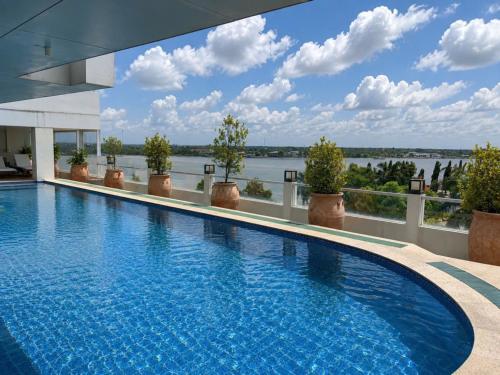 a swimming pool on the roof of a building at Khách sạn Sài Gòn Vĩnh Long in Vĩnh Long