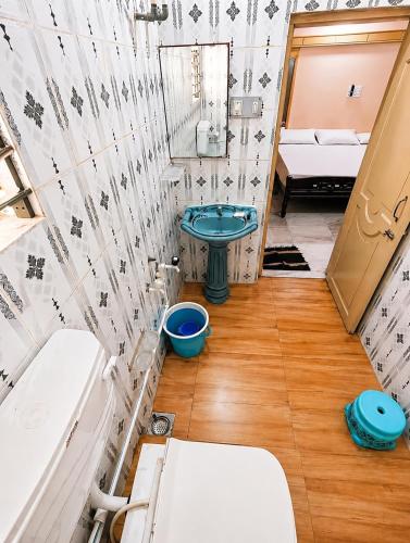 a small bathroom with a toilet and a sink at Evergreen Bungalows in Dwarka