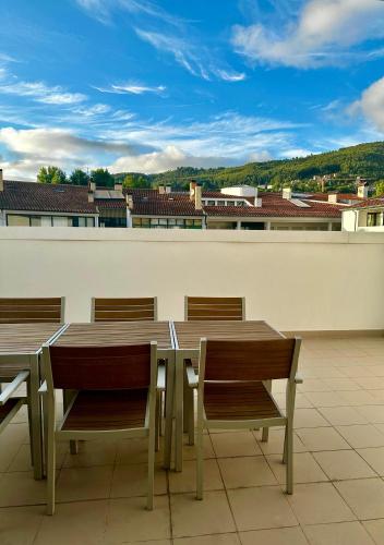 a table and chairs sitting on top of a roof at Central Home Arouca in Arouca