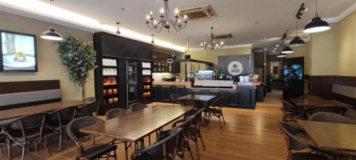 a restaurant with tables and chairs and a bar at Hotel Ipoh City in Ipoh